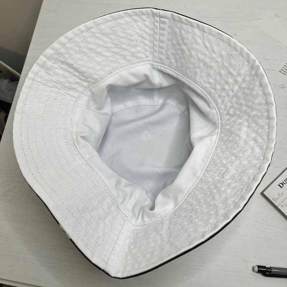 Alice+ Olivia Reversible Daisy & White Bucket Hat - Picture 4 of 5